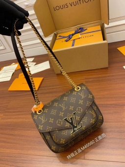 专柜同步顶级原单奢侈品包包皮带现货直销 专柜同步顶级原单奢侈品包包皮带现货直销