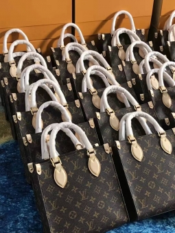 东莞代工厂源头 东莞奢侈品包包源头 电商拿货渠道 实体店源头 东莞代工厂源头 东莞奢侈品包包源头 电商拿货渠道 实体店源头