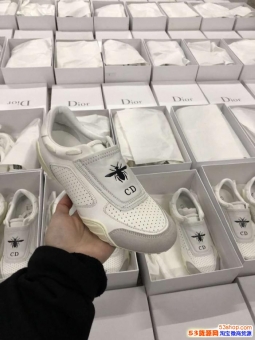 ����Ь����һ���ն���Ǯ��ݸ��ó���Ҹ߶˴���ŮЬ������һ�ֻ�Դ